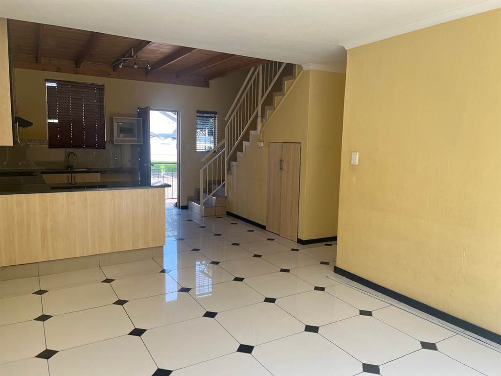 3 Bed Duplex in Greenstone Hill photo number 5