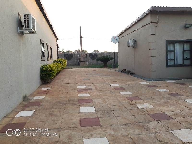14 Bed House in Giyani photo number 5