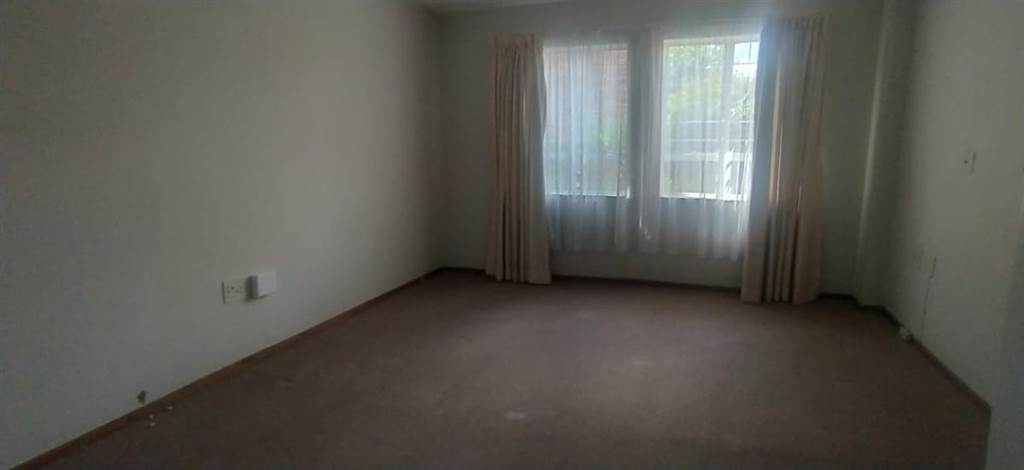 2 Bed Townhouse in Lynnwood photo number 14