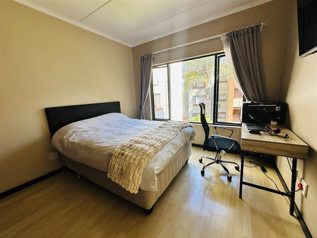 1 Bed Apartment in Bedfordview photo number 2