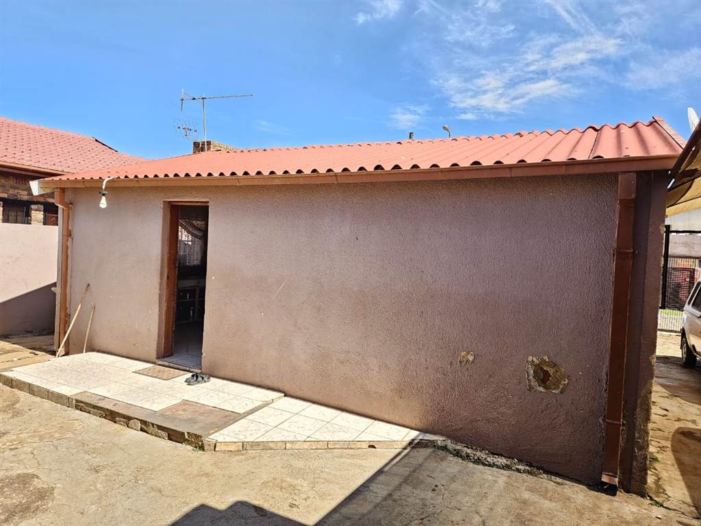 2 Bed House in Moletsane photo number 13