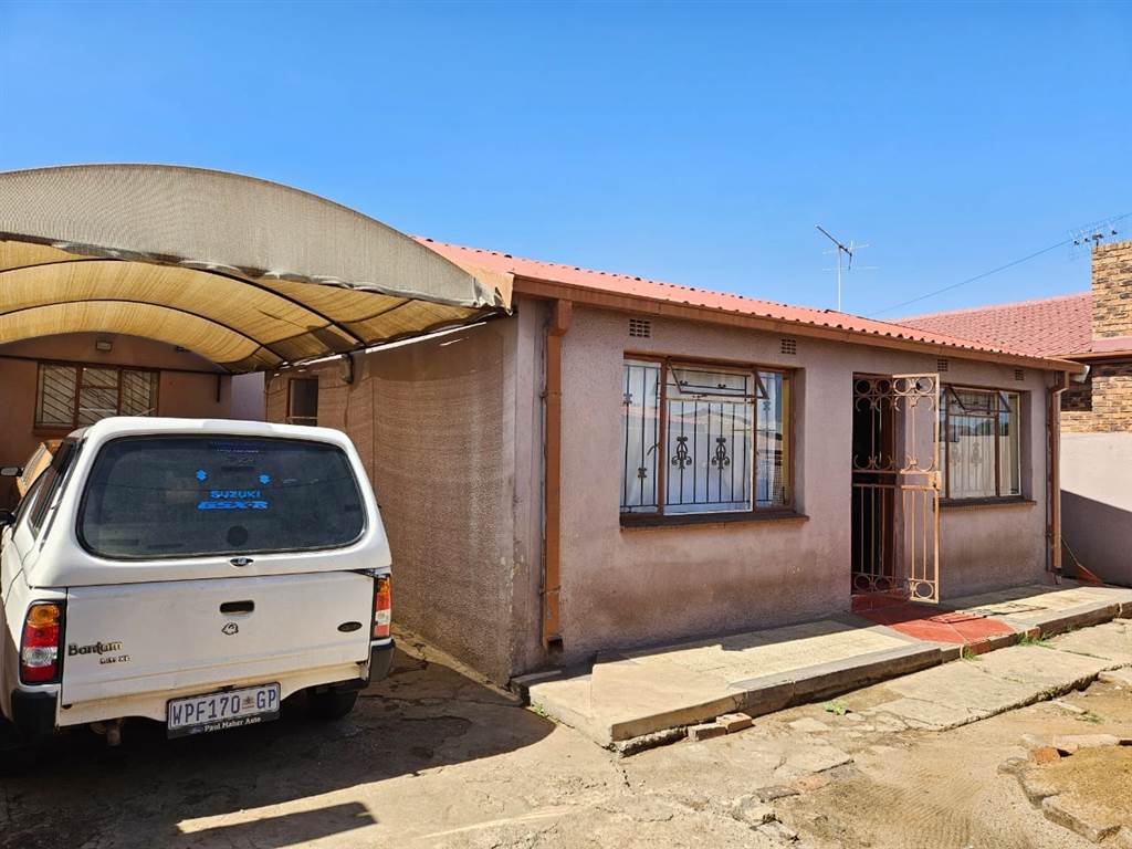 2 Bed House in Moletsane photo number 4