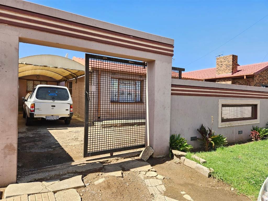 2 Bed House in Moletsane photo number 16