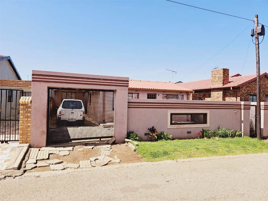 2 Bed House in Moletsane photo number 1