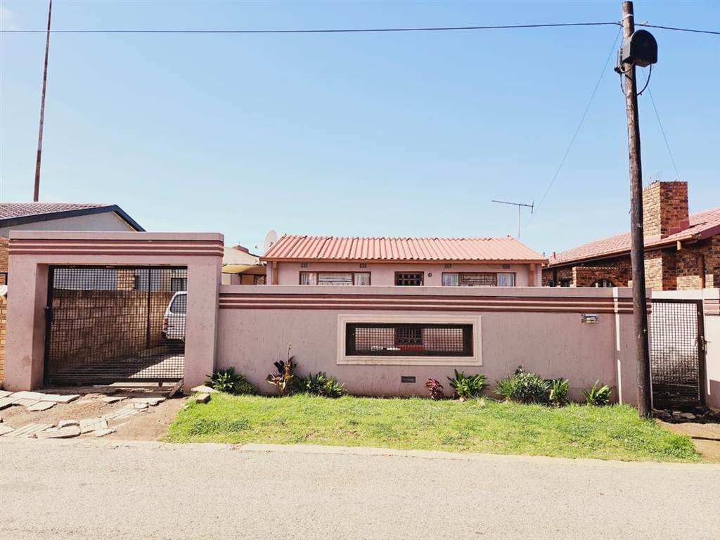 2 Bed House in Moletsane photo number 2