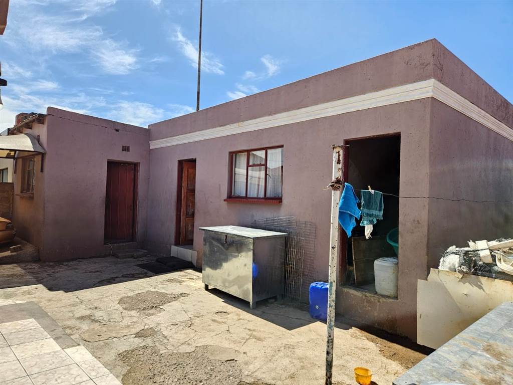 2 Bed House in Moletsane photo number 12