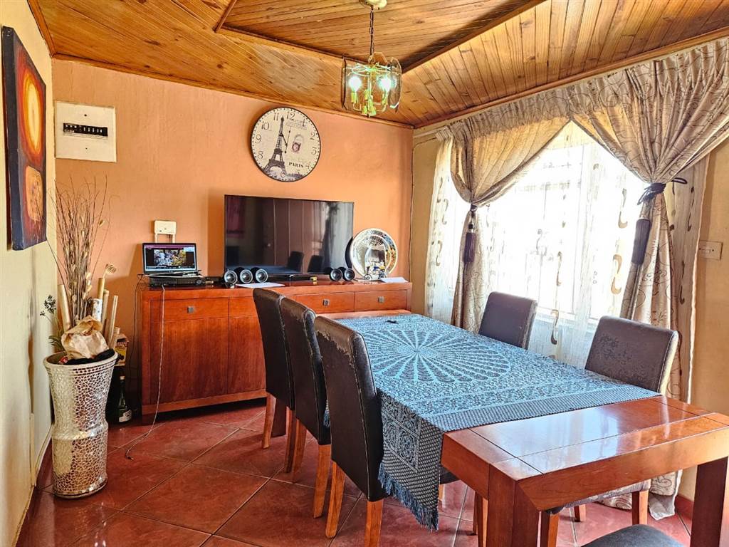 2 Bed House in Moletsane photo number 8