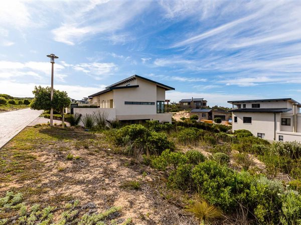 655 m² Land available in Stilbaai