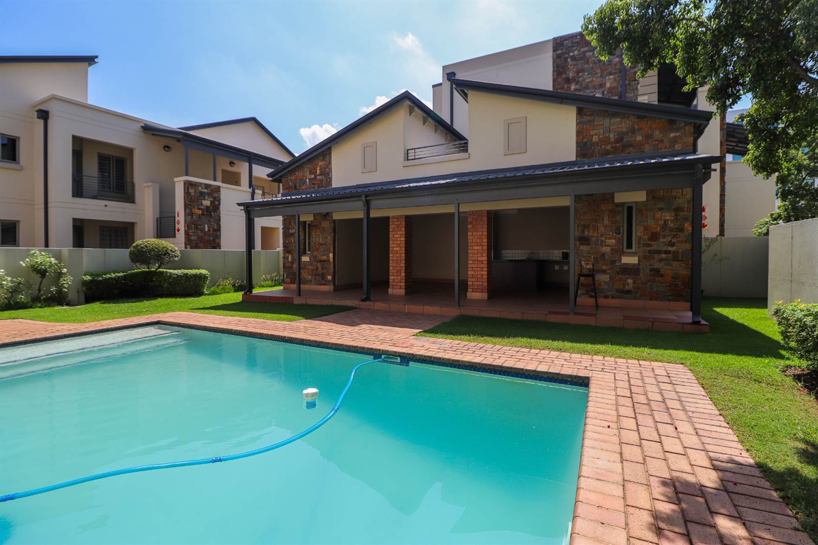 1 Bed Apartment in Parktown North photo number 12