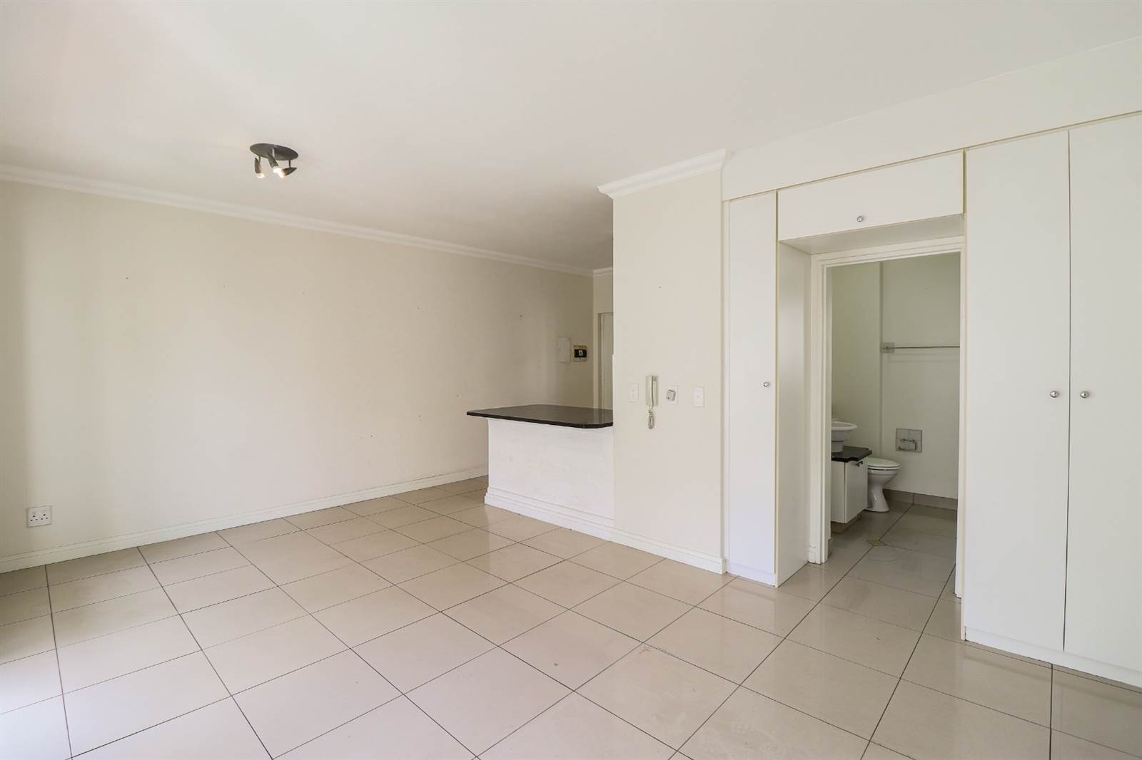 1 Bed Apartment in Parktown North photo number 5