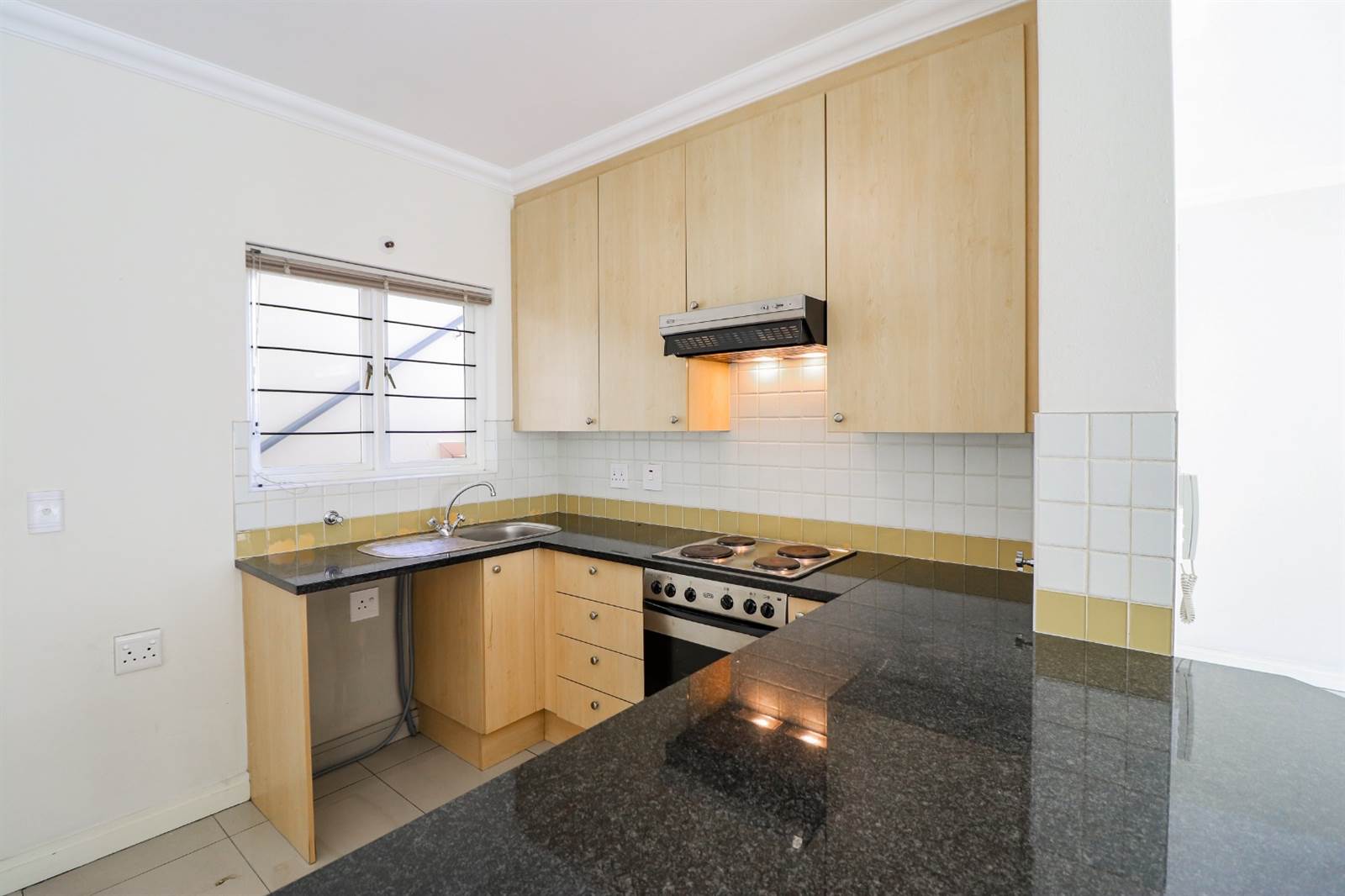 1 Bed Apartment in Parktown North photo number 2