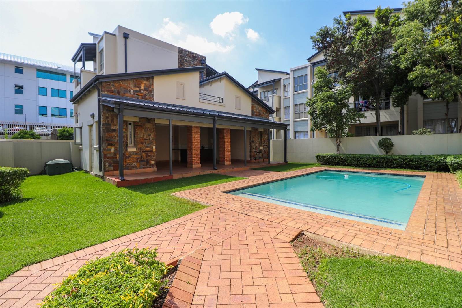 1 Bed Apartment in Parktown North photo number 11