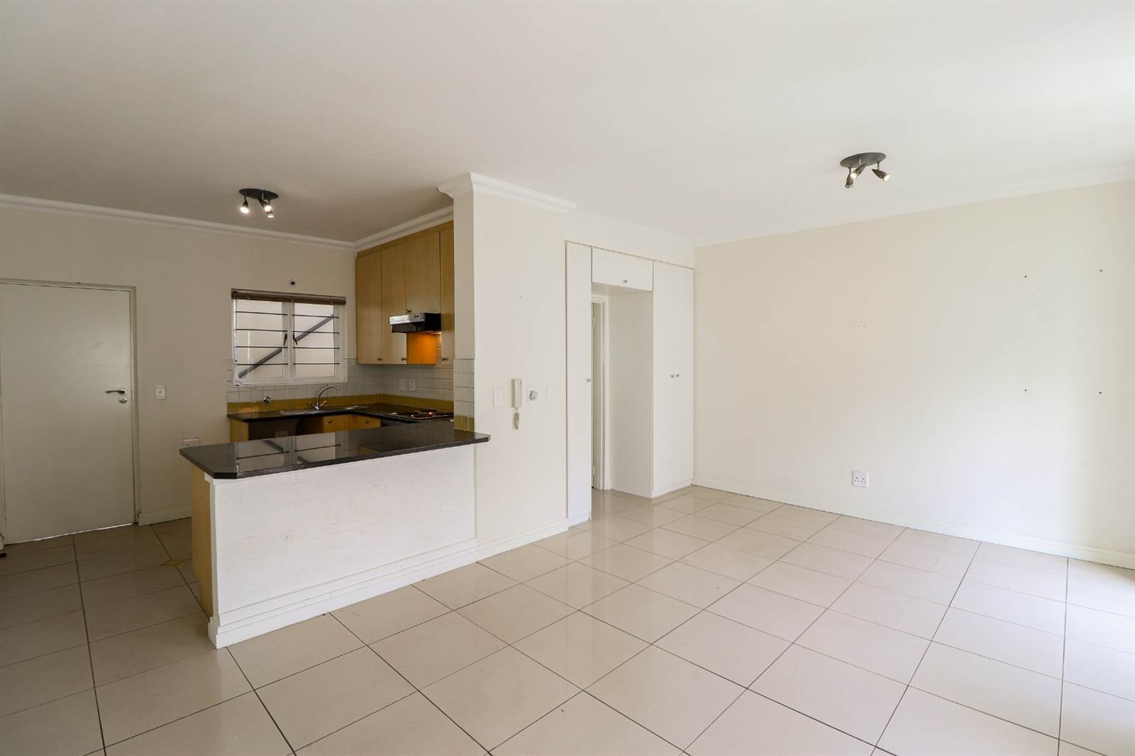 1 Bed Apartment in Parktown North photo number 3