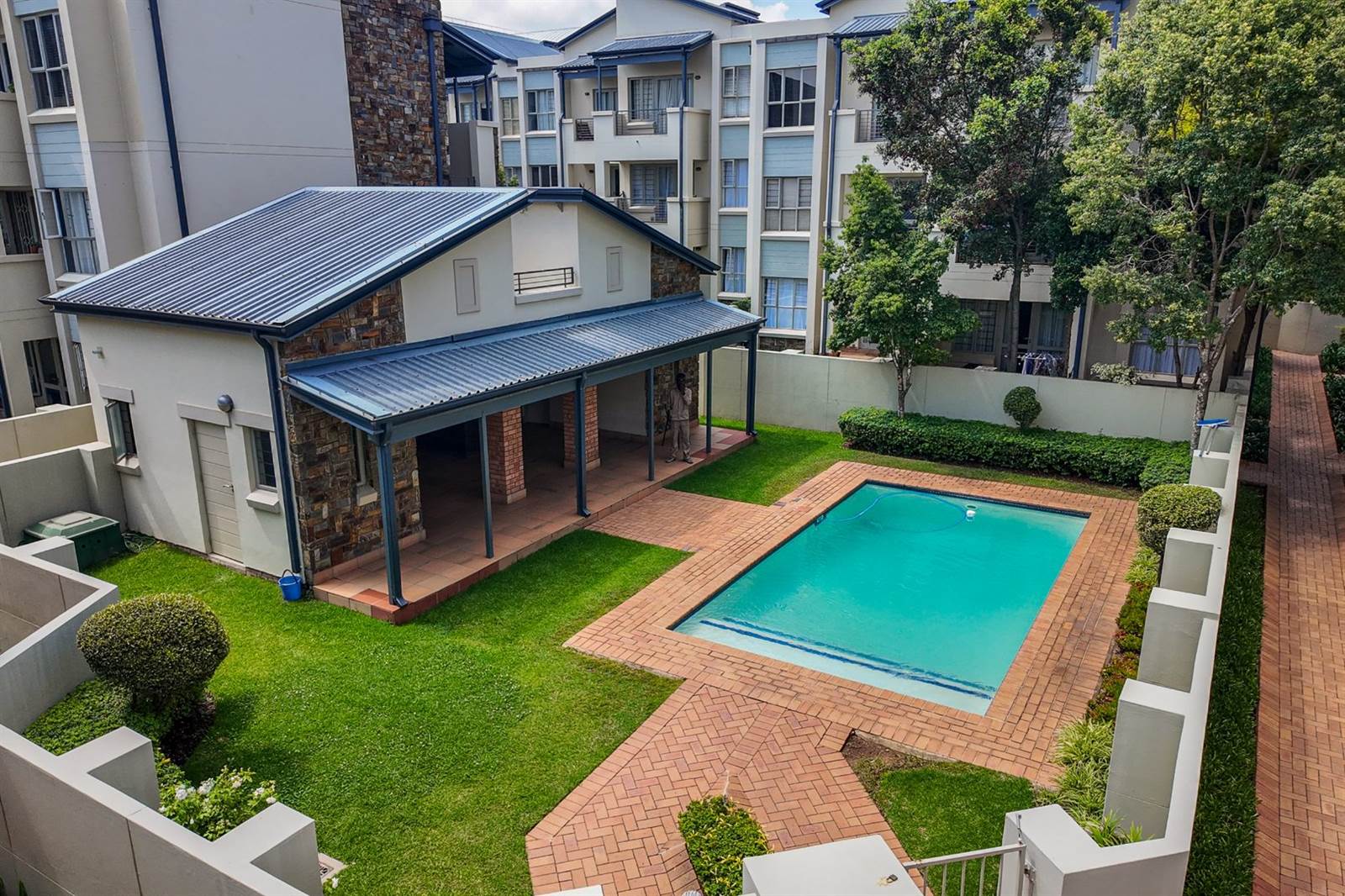 1 Bed Apartment in Parktown North photo number 10