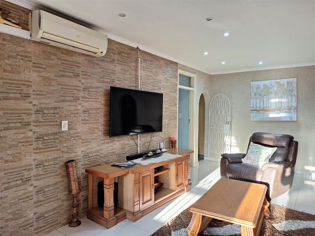 4 Bed House in Isipingo Hills photo number 5
