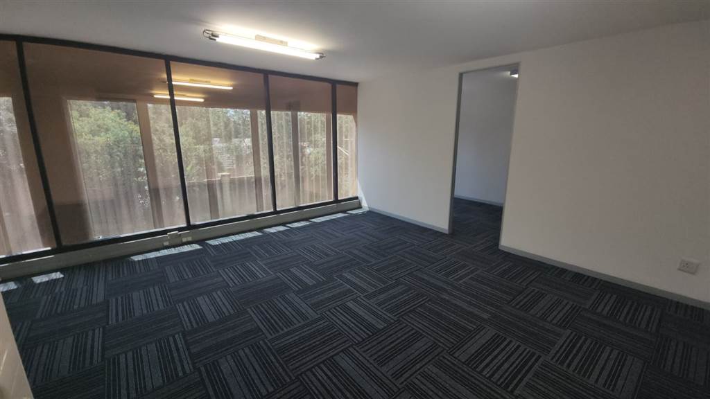 350  m² Commercial space in Lynnwood photo number 10