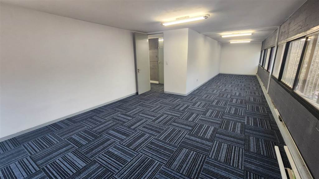 350  m² Commercial space in Lynnwood photo number 2