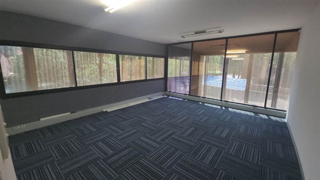 350  m² Commercial space in Lynnwood photo number 4