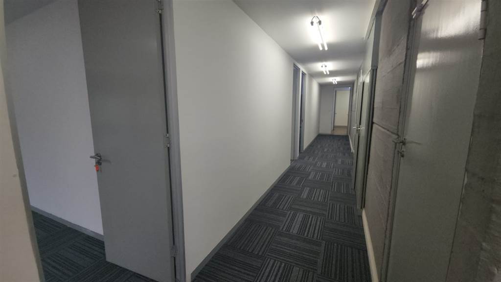 350  m² Commercial space in Lynnwood photo number 9