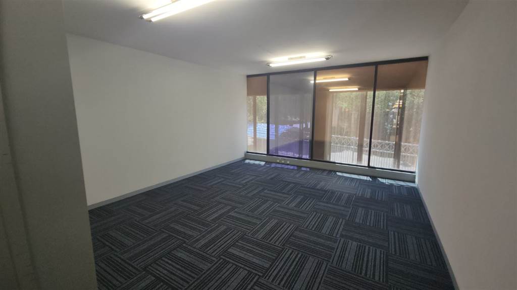 350  m² Commercial space in Lynnwood photo number 3
