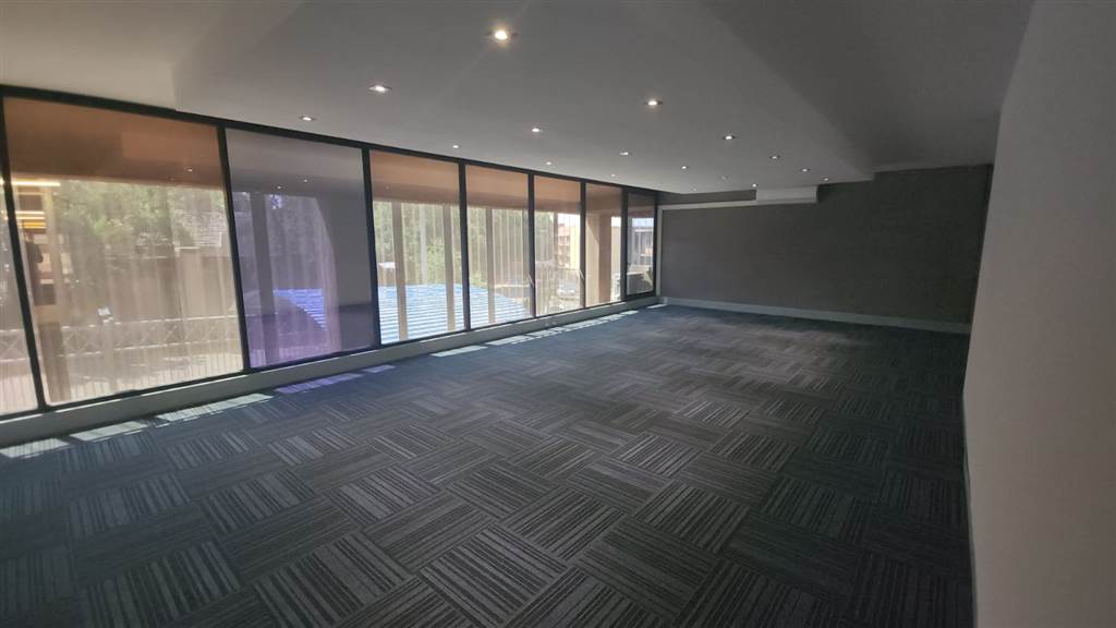 350  m² Commercial space in Lynnwood photo number 5