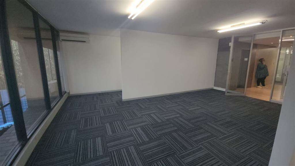 350  m² Commercial space in Lynnwood photo number 7