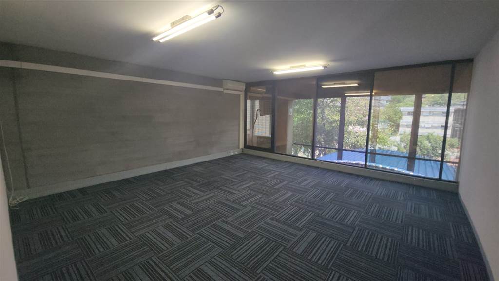 350  m² Commercial space in Lynnwood photo number 8