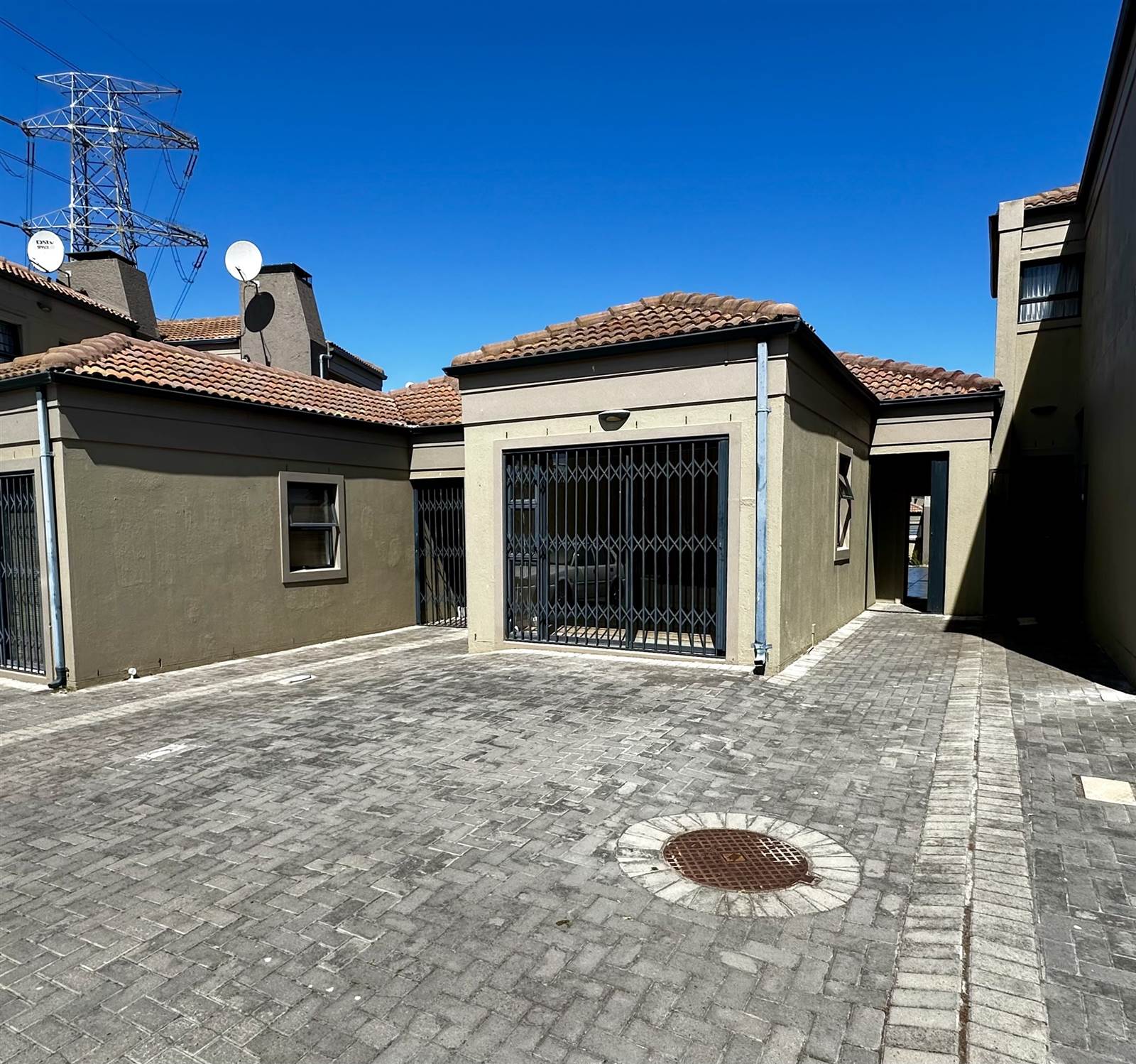 2 Bed Townhouse in Brackenfell Central photo number 20