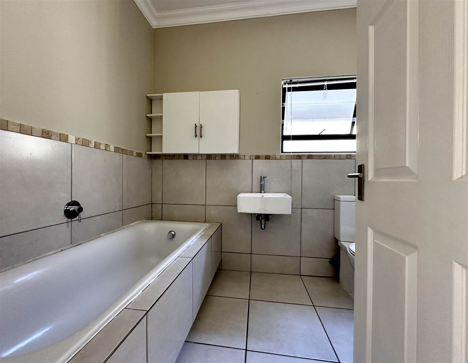 2 Bed Townhouse in Brackenfell Central photo number 12