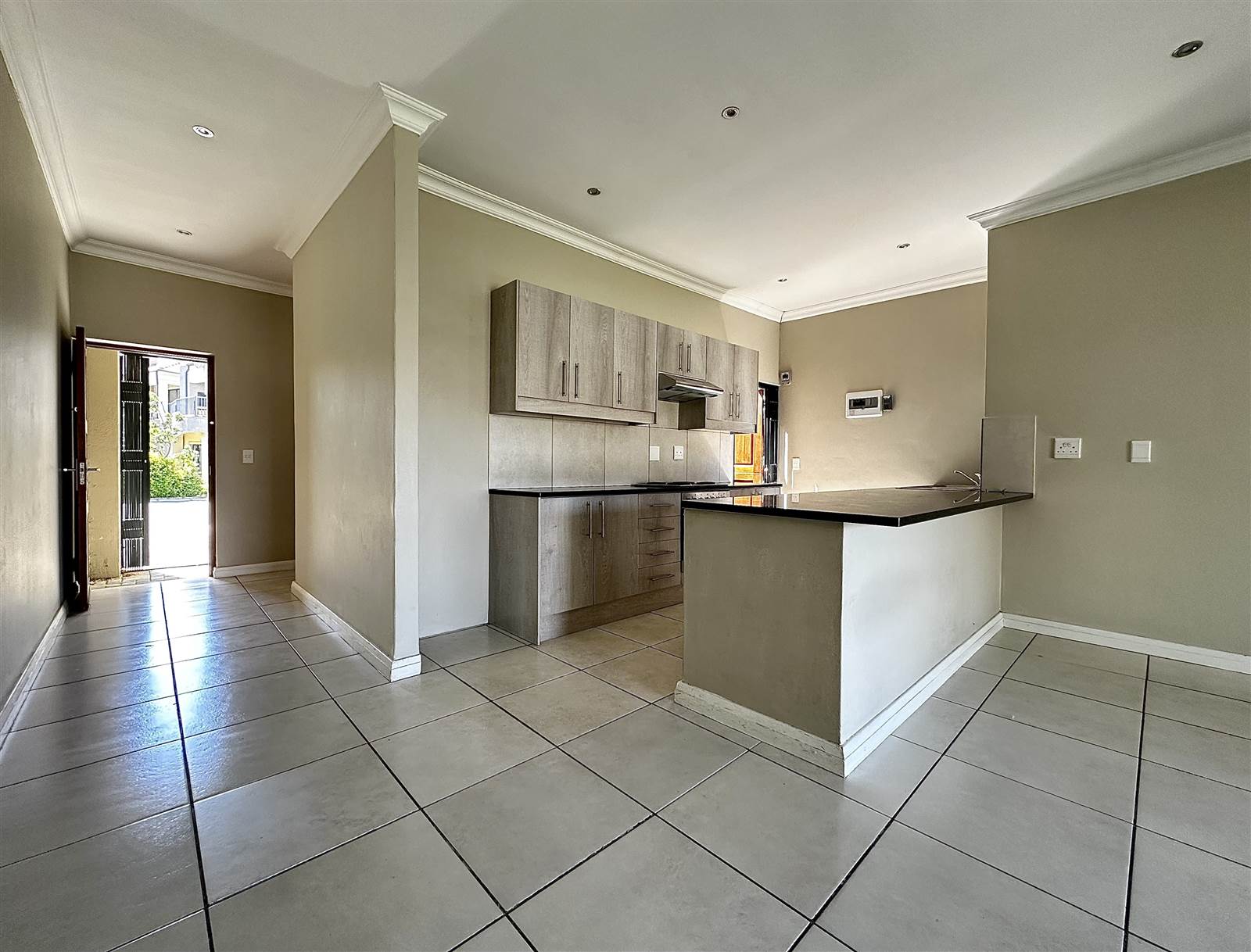 2 Bed Townhouse in Brackenfell Central photo number 6