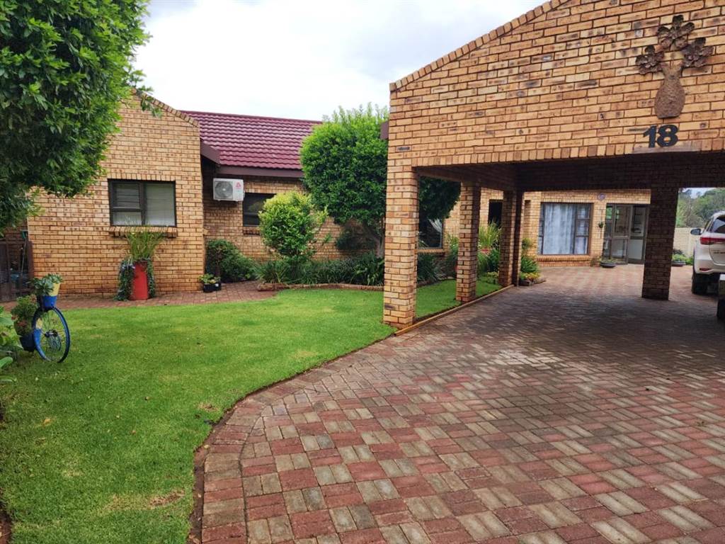 4 Bed Townhouse in Kuruman photo number 1