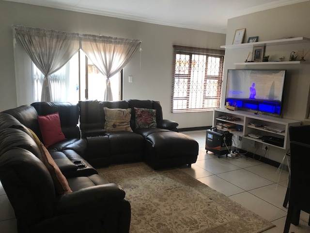 3 Bed Townhouse in Rooihuiskraal North photo number 3