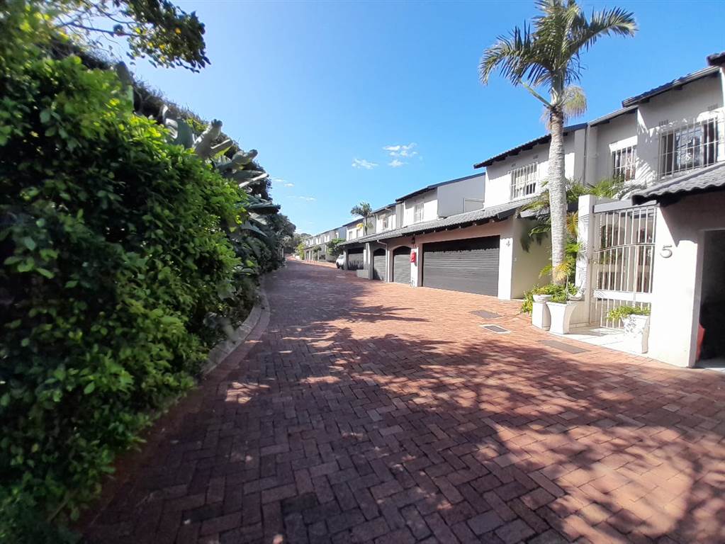 3 Bed Townhouse in Umhlanga Rocks photo number 2