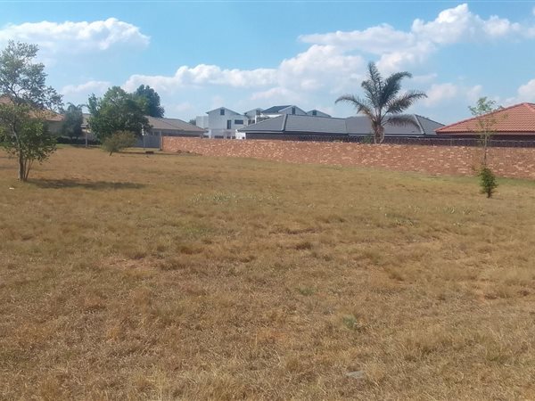 1 526 m² Land