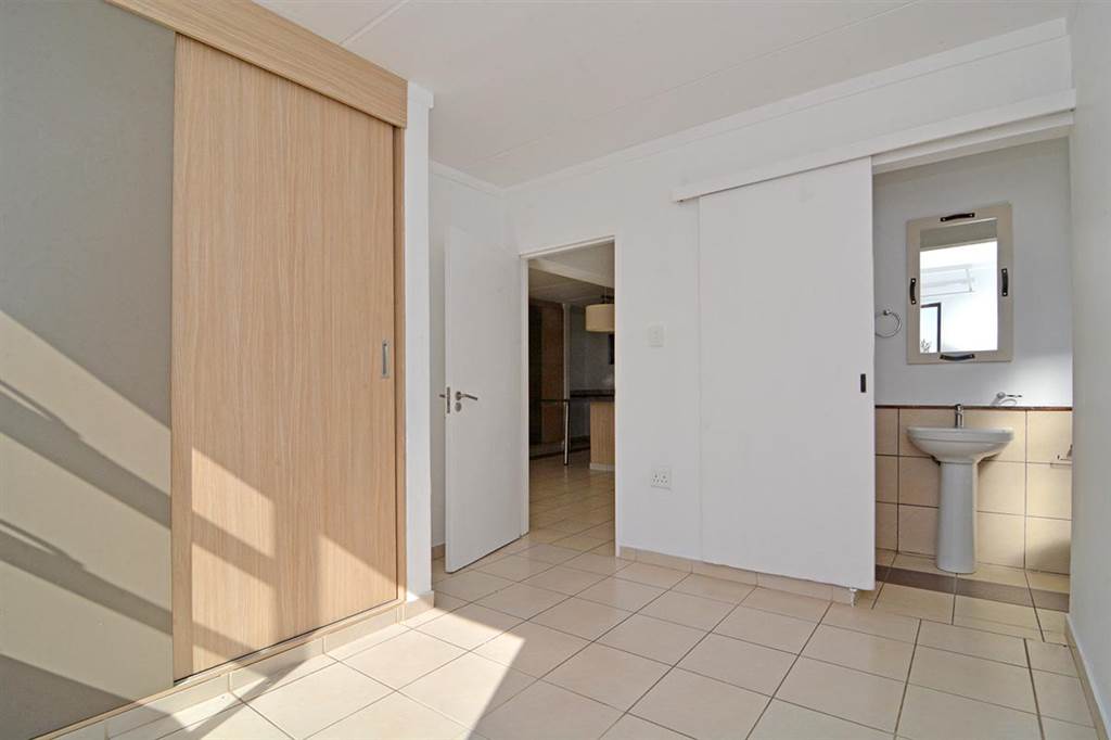 2 Bed Apartment in Dainfern photo number 16