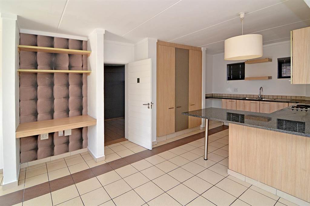 2 Bed Apartment in Dainfern photo number 6