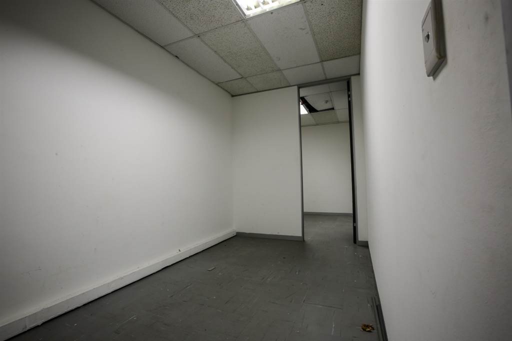 498  m² Office Space in Cape Town City Centre photo number 11