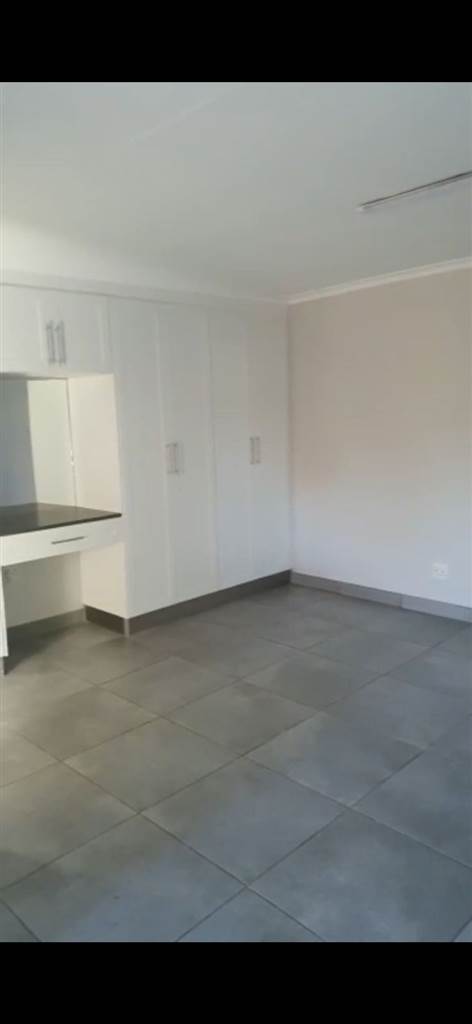 Bachelor apartment in Garsfontein photo number 12