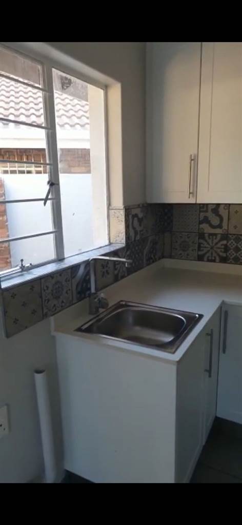 Bachelor apartment in Garsfontein photo number 8