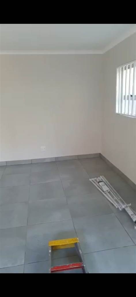 Bachelor apartment in Garsfontein photo number 13
