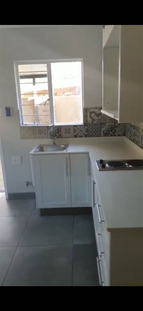 Bachelor apartment in Garsfontein photo number 2