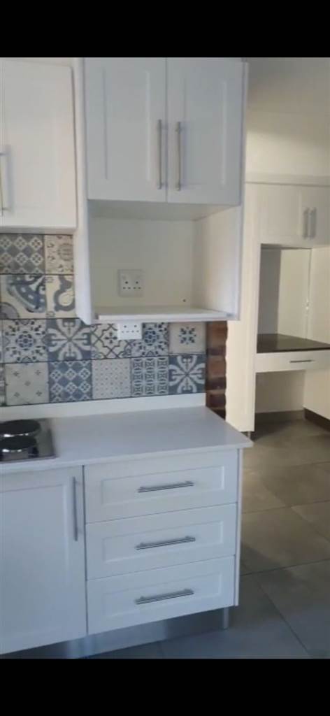 Bachelor apartment in Garsfontein photo number 3