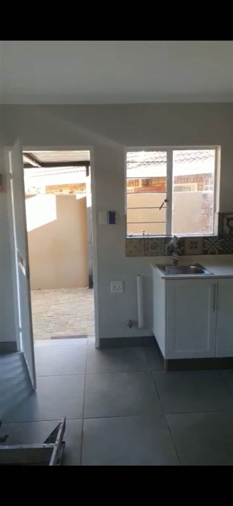 Bachelor apartment in Garsfontein photo number 9