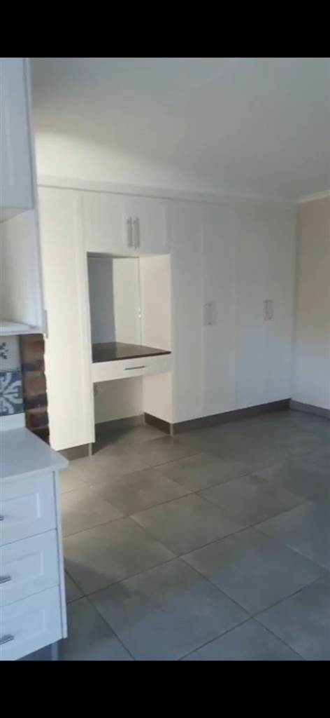 Bachelor apartment in Garsfontein photo number 11