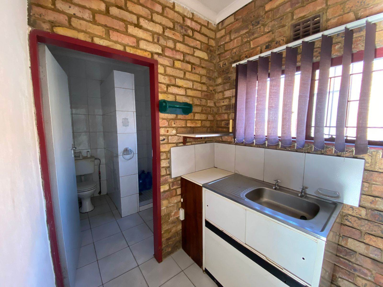 10 Bed House in Witbank Central photo number 7