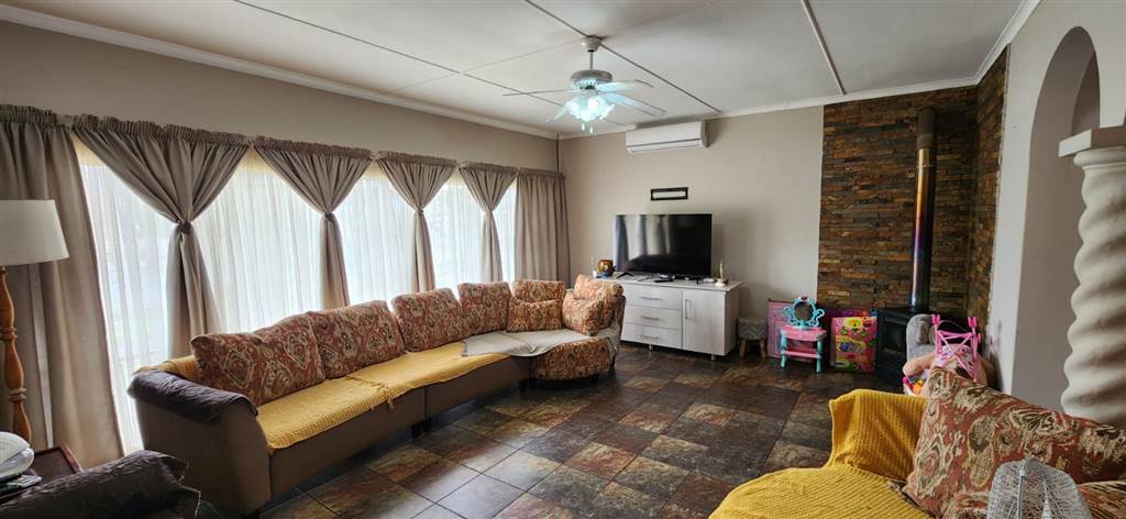4 Bed House in Komani Park photo number 8