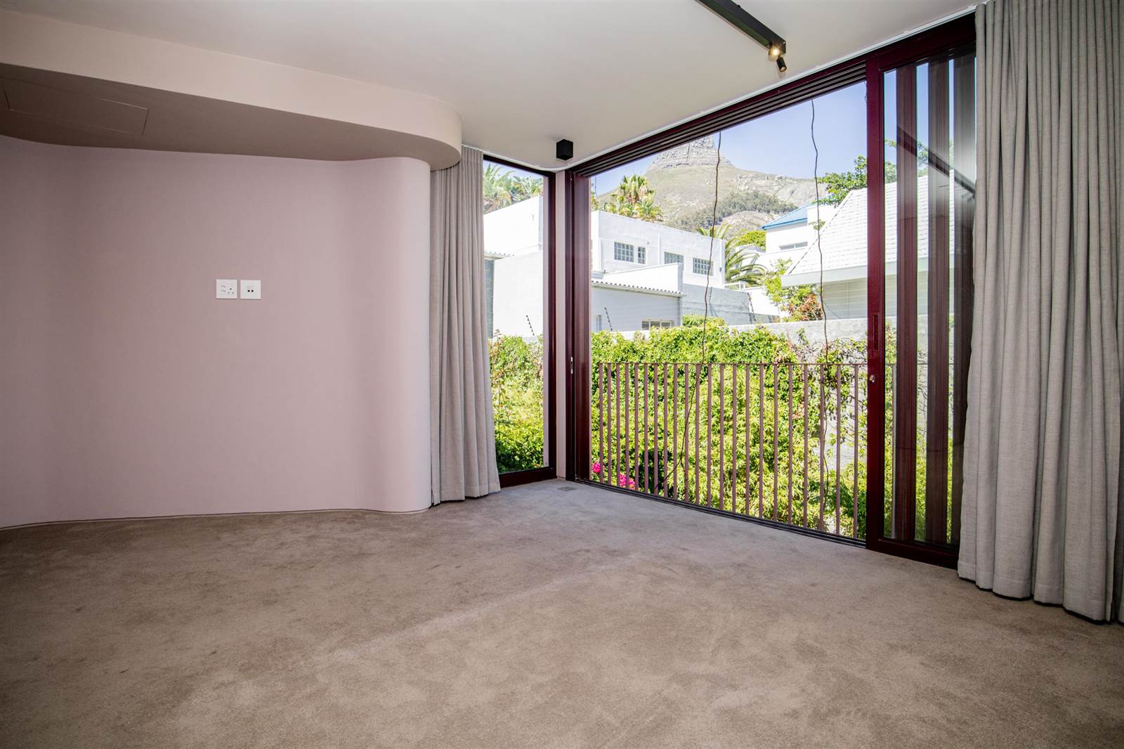 2 Bed Duplex in Fresnaye photo number 5