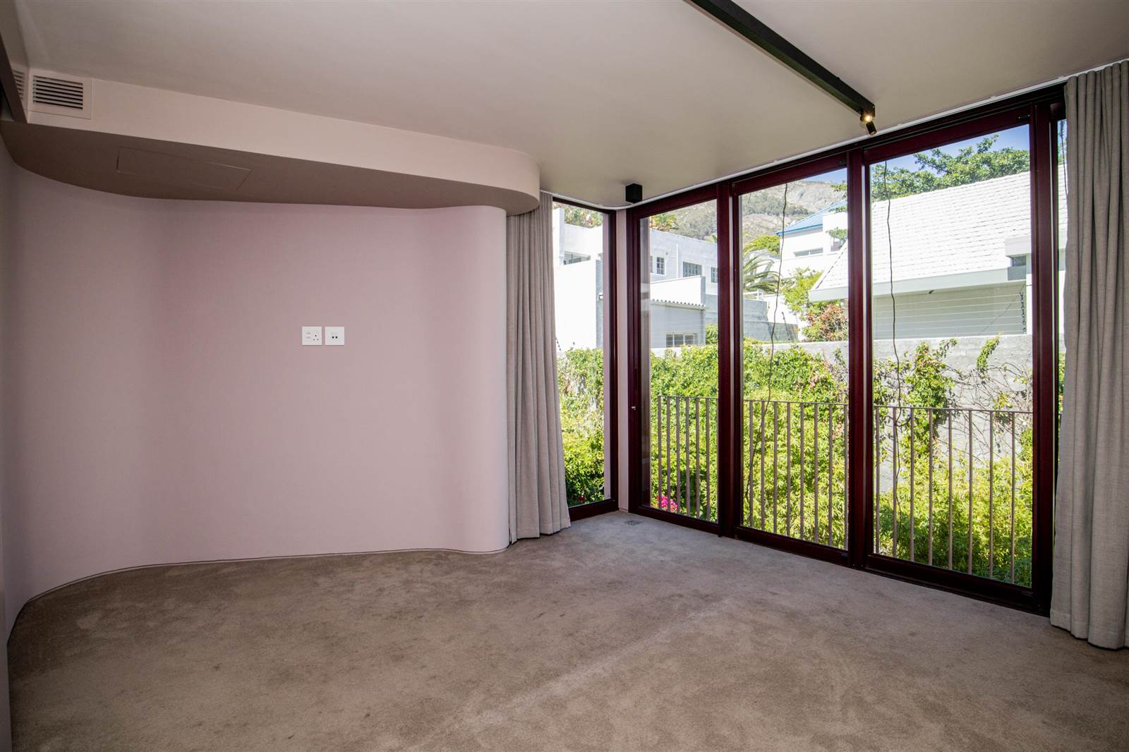 2 Bed Duplex in Fresnaye photo number 4