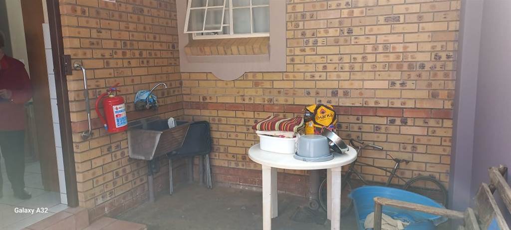 1 Bed Apartment in Louis Trichardt photo number 11
