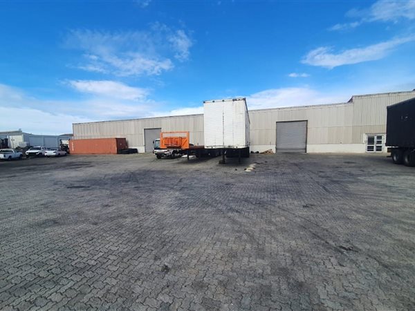 795  m² Industrial space